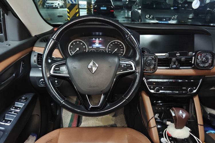Used BORGWARD BX7 2016 28T Four-wheel Drive Luxury Edition 5 Seats Steering Wheel