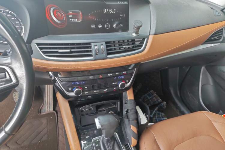 Used BORGWARD BX7 2016 28T Two-Wheel Drive Luxury Version 5 Seats Audio And AC Panel