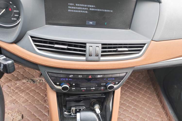 Used BORGWARD BX7 2016 28T Four-Wheel Drive Elite Edition 5 Seats Audio And AC Panel