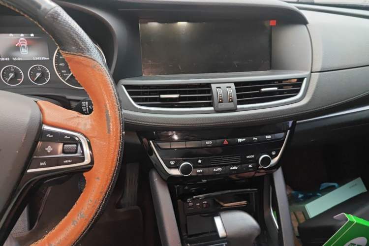Used BORGWARD BX7 2016 28T Two-Wheel Drive Luxury Version 5 Seats Audio And AC Panel