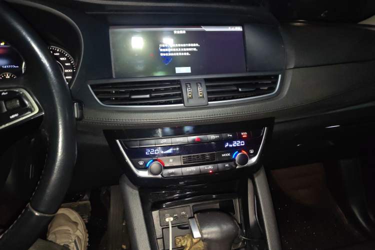 Used BORGWARD BX7 2016 28T Four-wheel Drive Luxury Edition 5 Seats Audio And AC Panel