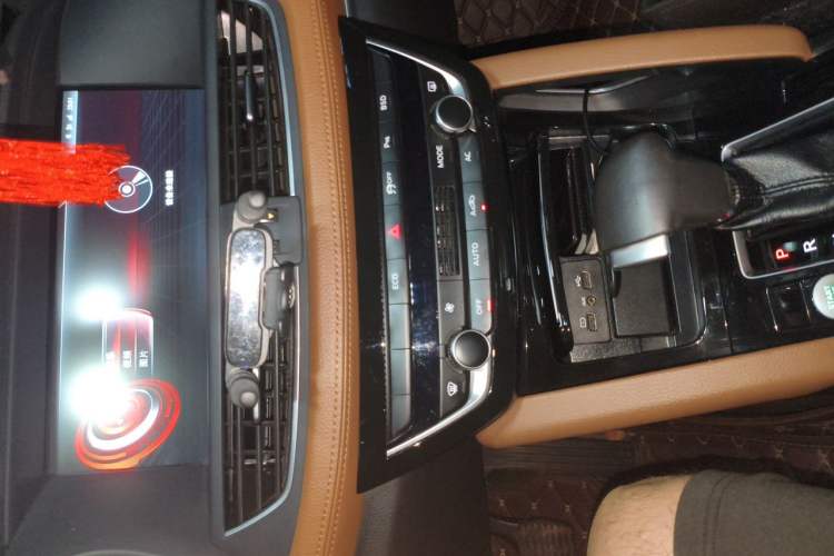 Used BORGWARD BX7 2016 28T Two-Wheel Drive Luxury Version 5 Seats Audio And AC Panel