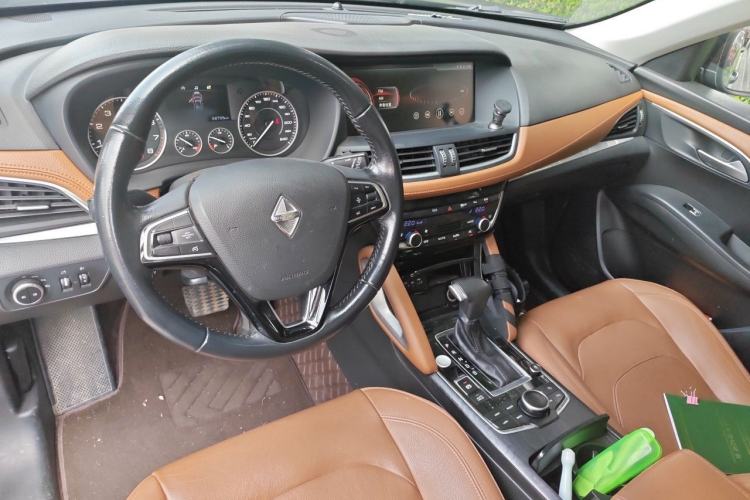 Used BORGWARD BX7 2016 28T Two-Wheel Drive Luxury Version 5 Seats Center Console