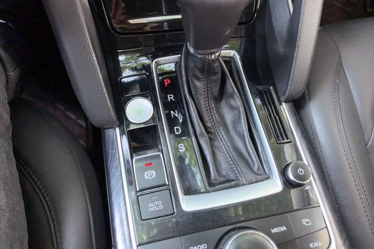 Used BORGWARD BX7 2016 28T Two-Wheel Drive Luxury Version 5 Seats Gear Lever