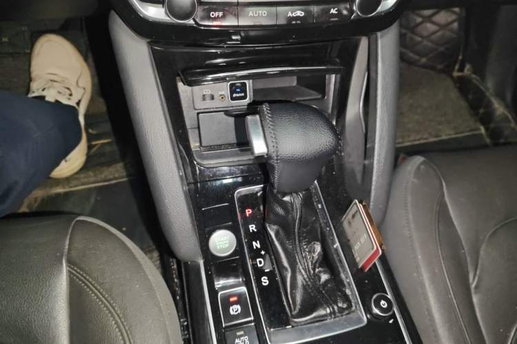 Used BORGWARD BX7 2016 28T Two-Wheel Drive Luxury Version 5 Seats Gear Lever