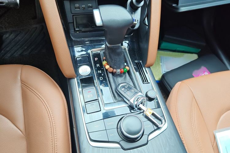 Used BORGWARD BX7 2016 28T Two-Wheel Drive Luxury Version 5 Seats Gear Lever