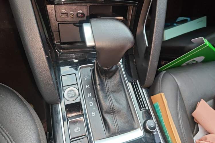 Used BORGWARD BX7 2016 28T Two-Wheel Drive Luxury Version 5 Seats Gear Lever