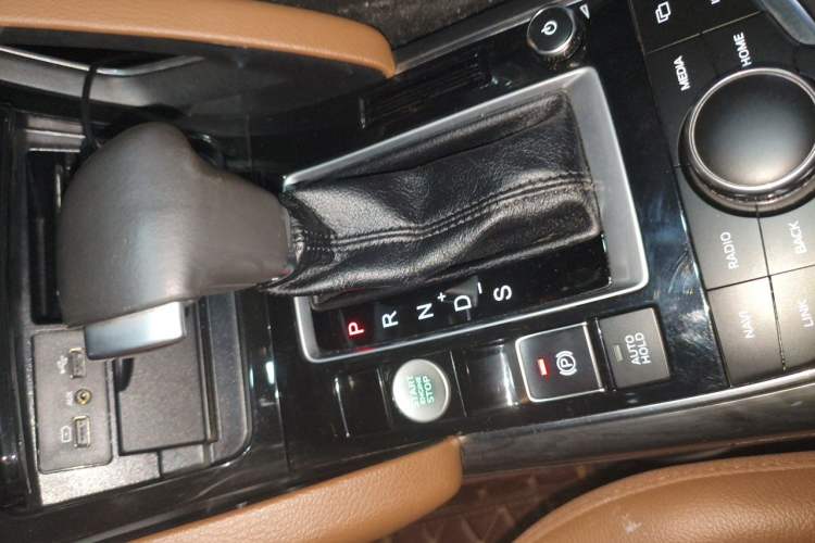 Used BORGWARD BX7 2016 28T Two-Wheel Drive Luxury Version 5 Seats Gear Lever