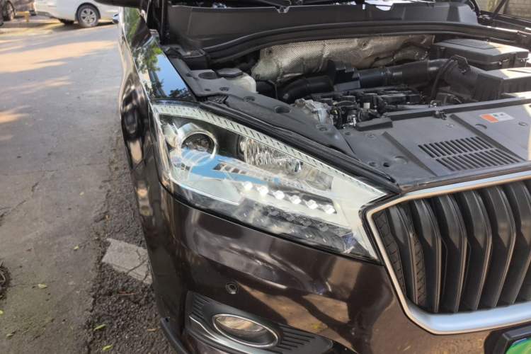 Used BORGWARD BX7 2016 28T Two-Wheel Drive Luxury Version 5 Seats Right Front Headlight