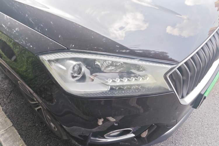 Used BORGWARD BX7 2016 28T Two-Wheel Drive Luxury Version 5 Seats Right Front Headlight