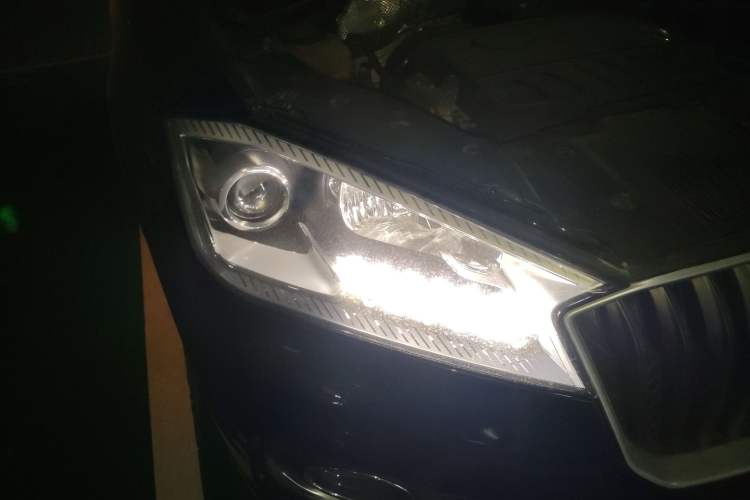 Used BORGWARD BX7 2016 28T Two-Wheel Drive Luxury Version 5 Seats Right Front Headlight