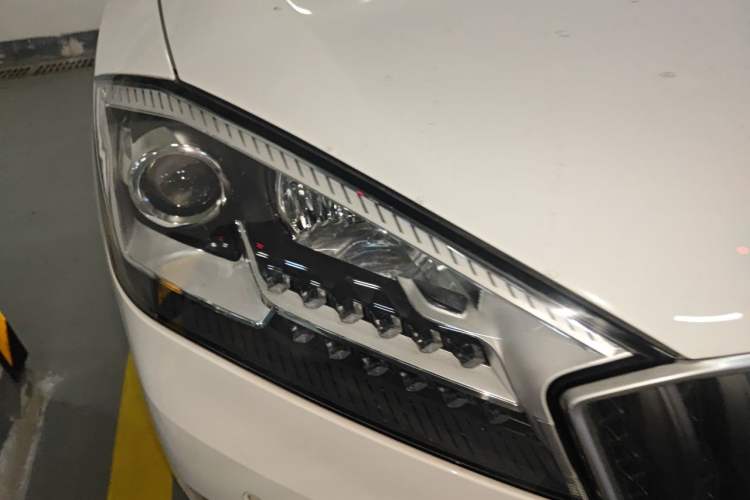 Used BORGWARD BX7 2016 28T Two-Wheel Drive Luxury Version 5 Seats Right Front Headlight