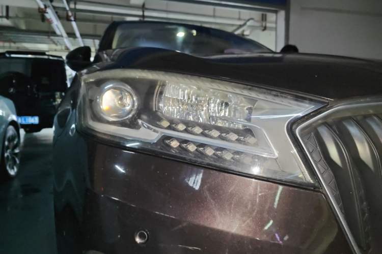 Used BORGWARD BX7 2016 28T Two-Wheel Drive Luxury Version 5 Seats Right Front Headlight