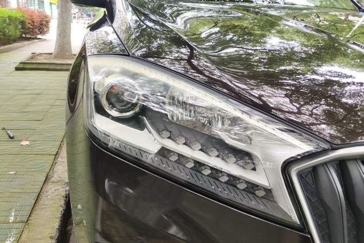 Used BORGWARD BX7 2016 28T Two-Wheel Drive Luxury Version 5 Seats Right Front Headlight