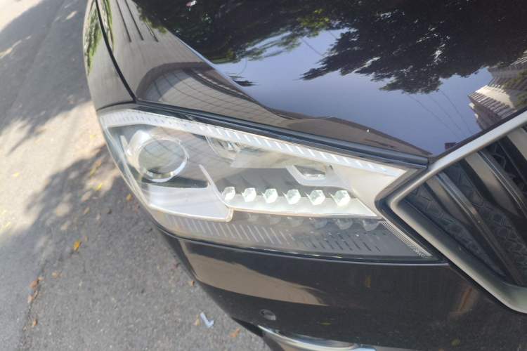 Used BORGWARD BX7 2016 28T Four-wheel Drive Luxury Version 7 Seats Right Front Headlight