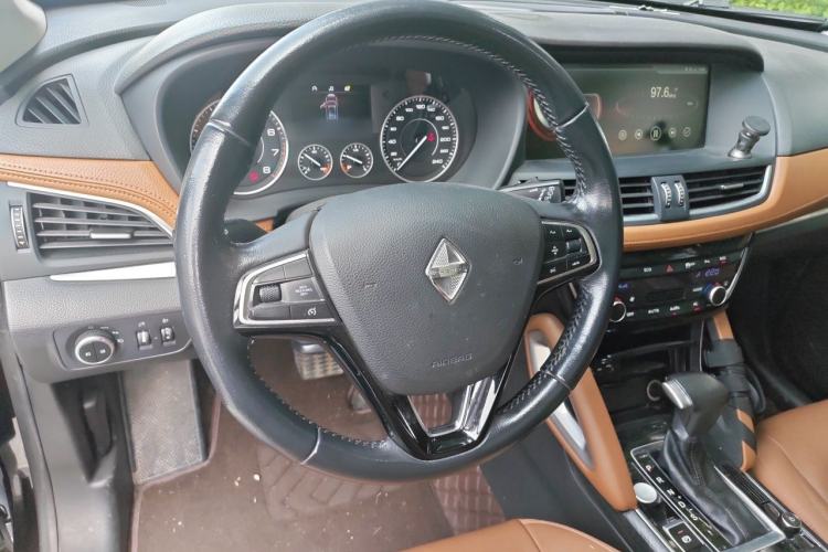 Used BORGWARD BX7 2016 28T Two-Wheel Drive Luxury Version 5 Seats Steering Wheel