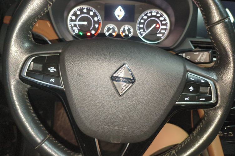 Used BORGWARD BX7 2016 28T Two-Wheel Drive Luxury Version 5 Seats Steering Wheel
