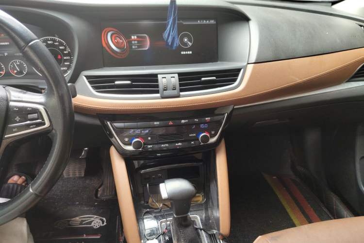 Used BORGWARD BX7 2016 28T Two-Wheel Drive Luxury Version 5 Seats Audio And AC Panel