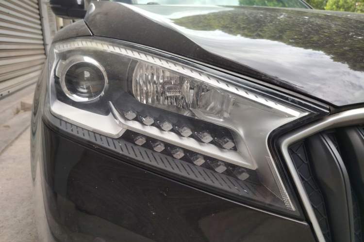 Used BORGWARD BX7 2016 28T Two-Wheel Drive Luxury Version 5 Seats Right Front Headlight