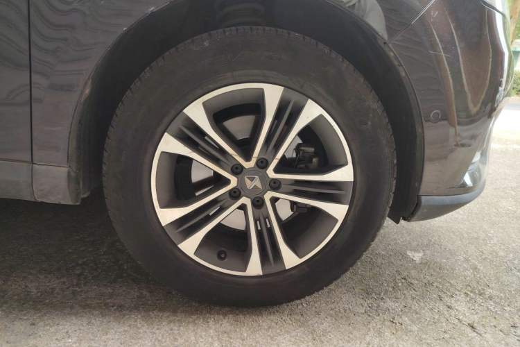 Used BORGWARD BX7 2016 28T Two-Wheel Drive Luxury Version 5 Seats Right Front Wheel Hub