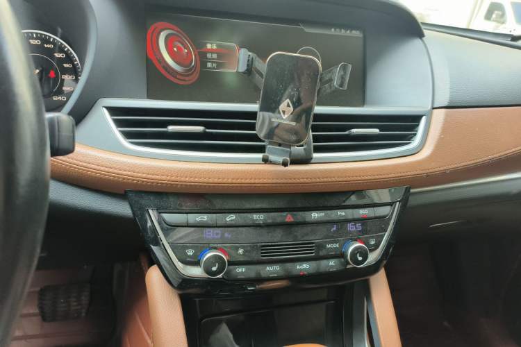 Used BORGWARD BX7 2016 28T Four-Wheel Drive Flagship Version 5 Seats Audio And AC Panel