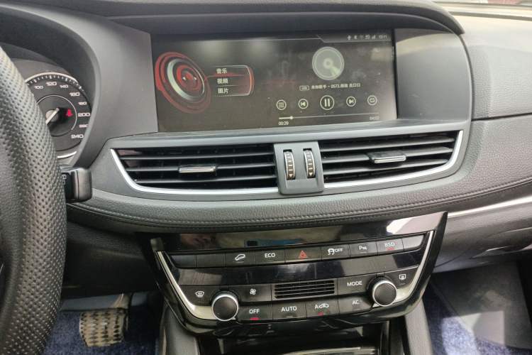 Used BORGWARD BX7 2016 28T Four-wheel Drive Luxury Edition 5 Seats Audio And AC Panel