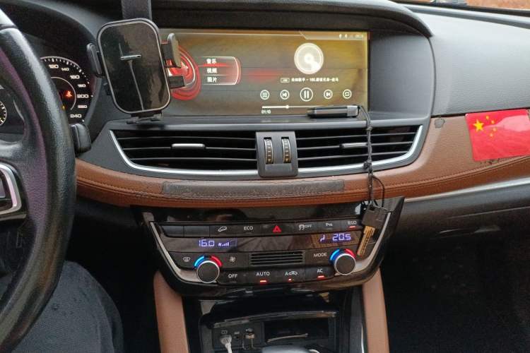 Used BORGWARD BX7 2016 28T Four-wheel Drive Luxury Edition 5 Seats Audio And AC Panel