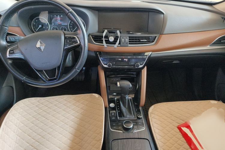 Used BORGWARD BX7 2016 28T Two-Wheel Drive Luxury Version 5 Seats Center Console
