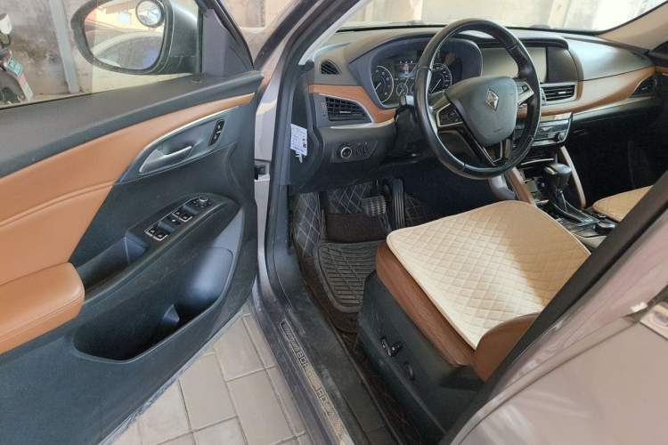 Used BORGWARD BX7 2016 28T Two-Wheel Drive Luxury Version 5 Seats Driver Seat