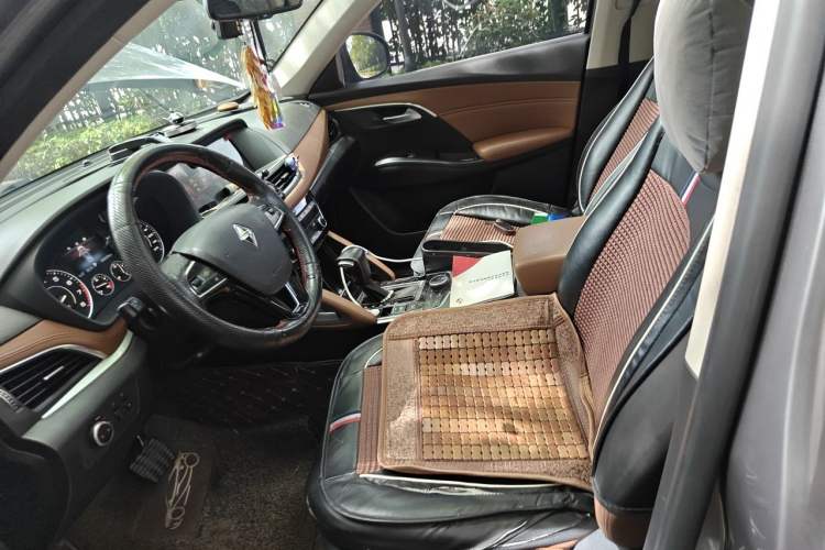 Used BORGWARD BX7 2016 28T Two-Wheel Drive Luxury Version 5 Seats Left Front Seat