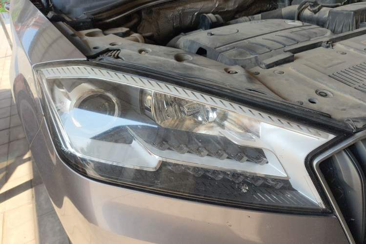 Used BORGWARD BX7 2016 28T Two-Wheel Drive Luxury Version 5 Seats Right Front Headlight