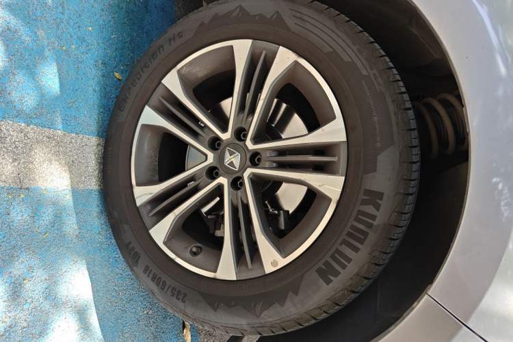 Used BORGWARD BX7 2016 28T Two-Wheel Drive Luxury Version 5 Seats Right Front Wheel Hub