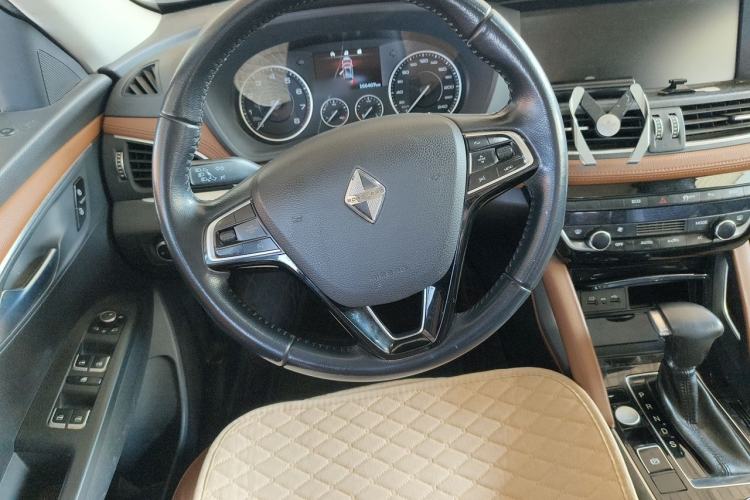 Used BORGWARD BX7 2016 28T Two-Wheel Drive Luxury Version 5 Seats Steering Wheel