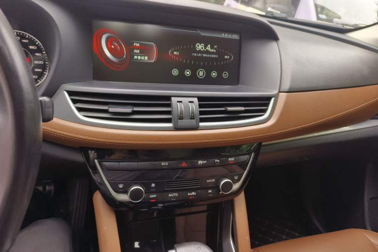 Used BORGWARD BX7 2016 28T Two-Wheel Drive Luxury Version 5 Seats Audio And AC Panel