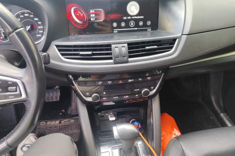 Used BORGWARD BX7 2016 28T Four-wheel Drive Luxury Edition 5 Seats Audio And AC Panel