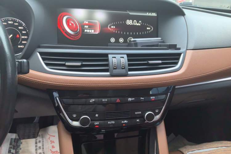 Used BORGWARD BX7 2016 28T Four-wheel Drive Luxury Edition 5 Seats Audio And AC Panel