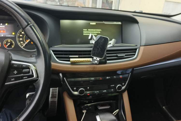 Used BORGWARD BX7 2016 28T Two-Wheel Drive Luxury Version 5 Seats Audio And AC Panel