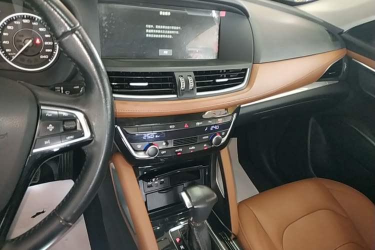 Used BORGWARD BX7 2016 28T Two-Wheel Drive Luxury Version 5 Seats Audio And AC Panel