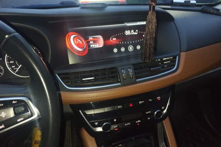 Used BORGWARD BX7 2016 28T Two-Wheel Drive Luxury Version 5 Seats Audio And AC Panel