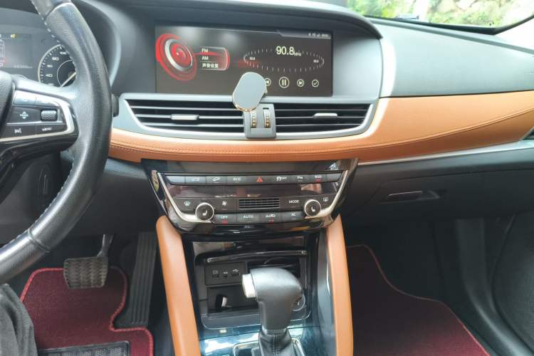 Used BORGWARD BX7 2016 28T Four-Wheel Drive Flagship Version 5 Seats Audio And AC Panel