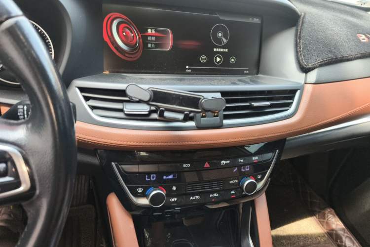 Used BORGWARD BX7 2016 28T Two-Wheel Drive Luxury Version 5 Seats Audio And AC Panel