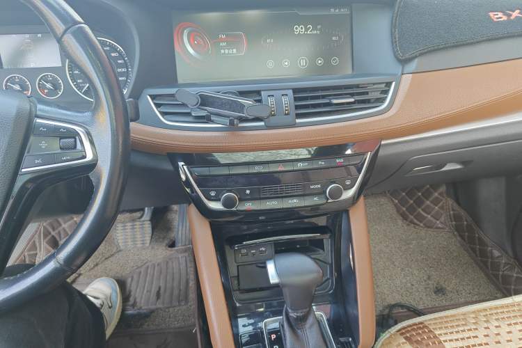 Used BORGWARD BX7 2016 28T Two-Wheel Drive Luxury Version 5 Seats Audio And AC Panel