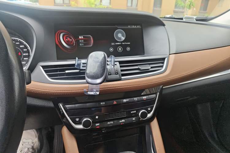 Used BORGWARD BX7 2016 28T Two-Wheel Drive Luxury Version 5 Seats Audio And AC Panel