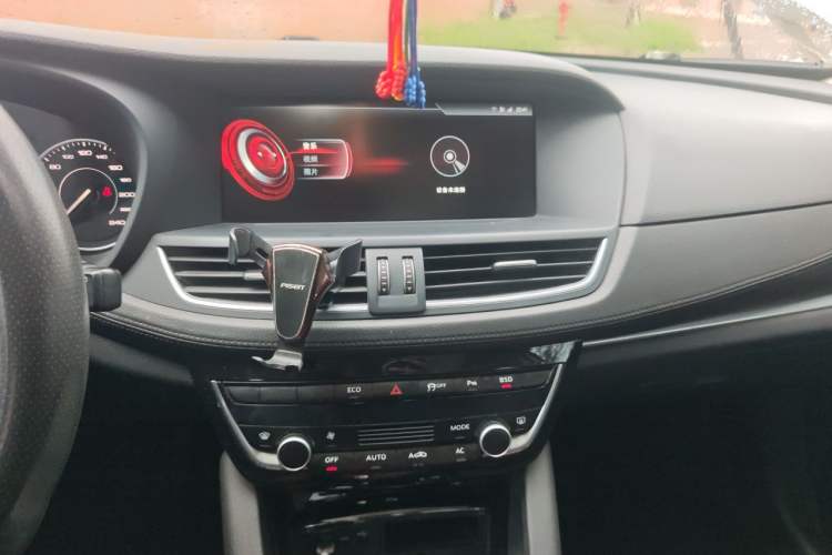 Used BORGWARD BX7 2016 28T Two-Wheel Drive Luxury Version 5 Seats Audio And AC Panel