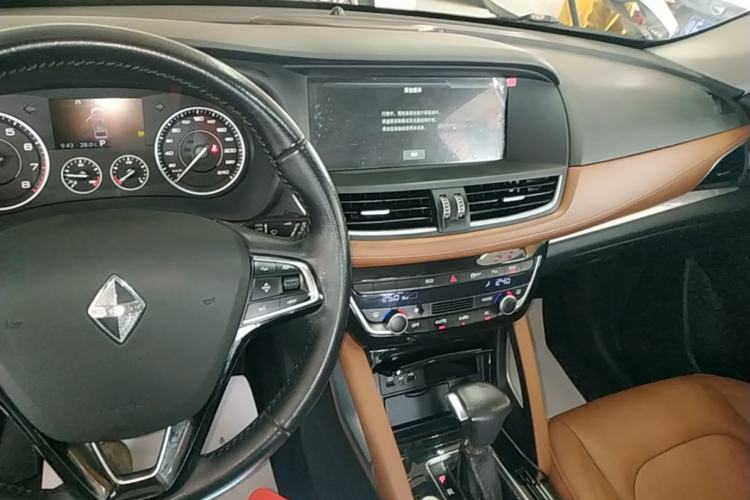 Used BORGWARD BX7 2016 28T Two-Wheel Drive Luxury Version 5 Seats Center Console