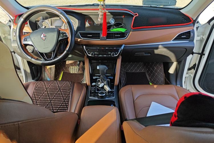 Used BORGWARD BX7 2016 28T Two-Wheel Drive Luxury Version 5 Seats Center Console
