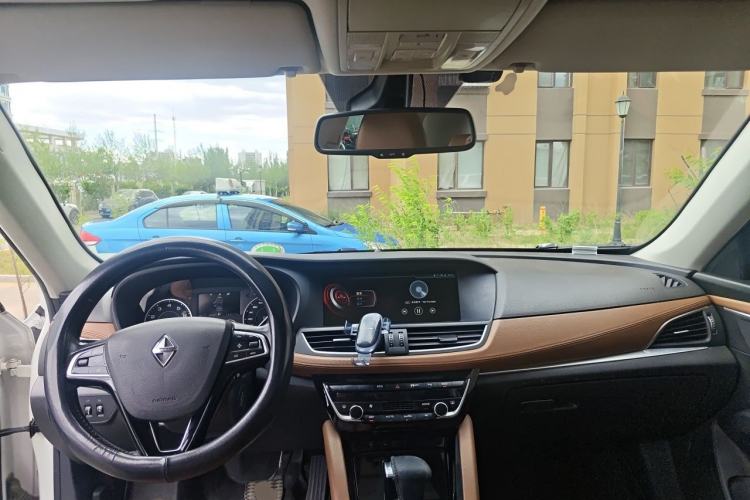 Used BORGWARD BX7 2016 28T Two-Wheel Drive Luxury Version 5 Seats Center Console