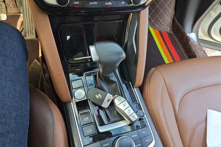 Used BORGWARD BX7 2016 28T Two-Wheel Drive Luxury Version 5 Seats Gear Lever