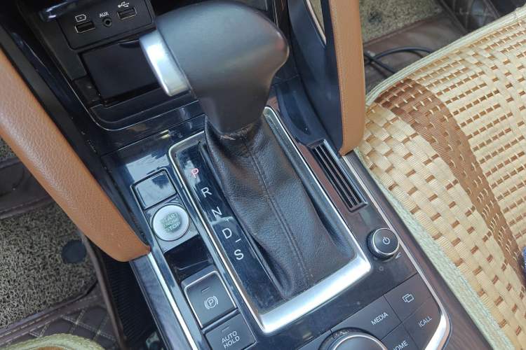 Used BORGWARD BX7 2016 28T Two-Wheel Drive Luxury Version 5 Seats Gear Lever