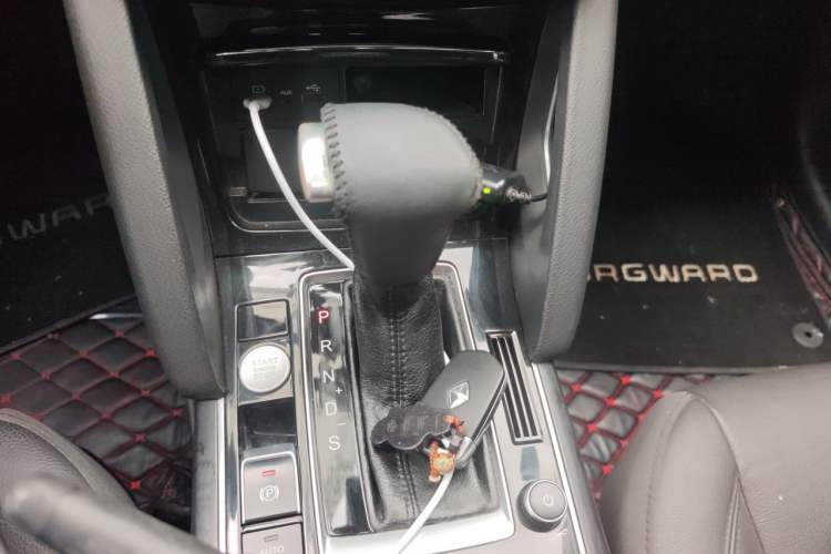 Used BORGWARD BX7 2016 28T Two-Wheel Drive Luxury Version 5 Seats Gear Lever